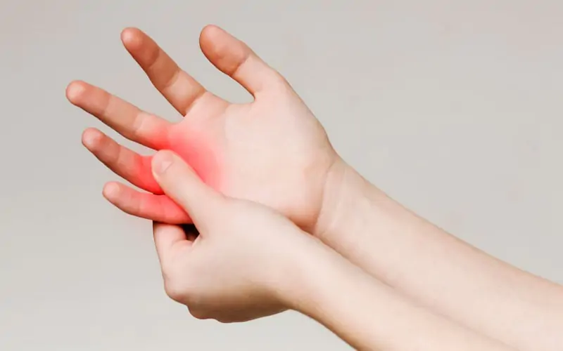 Viêm khớp ngón tay có nguy hiểm không? Cách điều trị là gì?