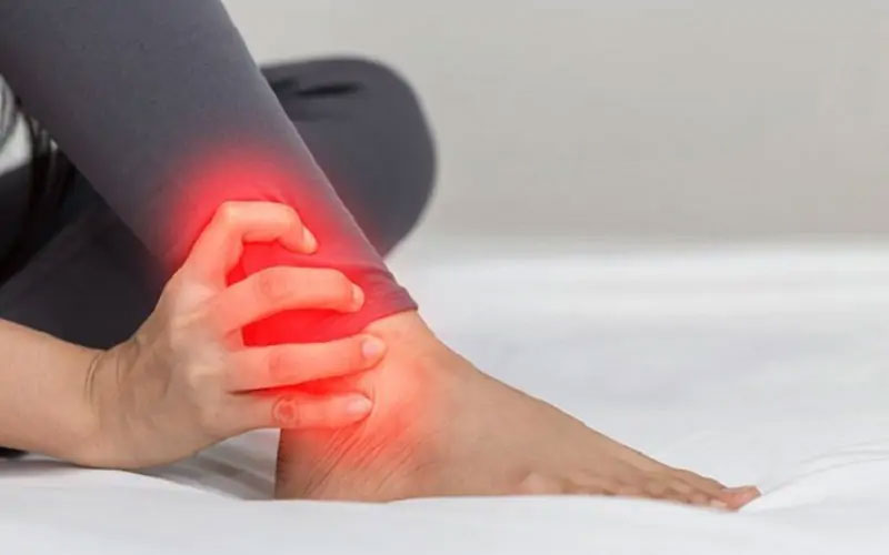 So sánh hai cách chữa viêm khớp cổ chân hiệu quả nhất hiện nay